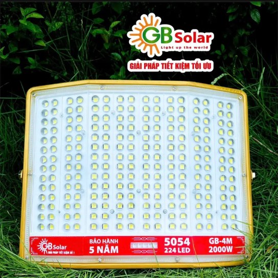Bộ đèn GB-4M 224 LED gồm thân đèn, tấm pin, dây nối và remote