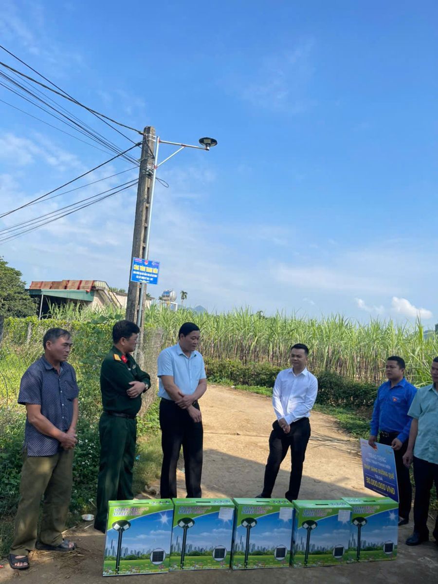 Bàn giao đèn đường cho địa phương