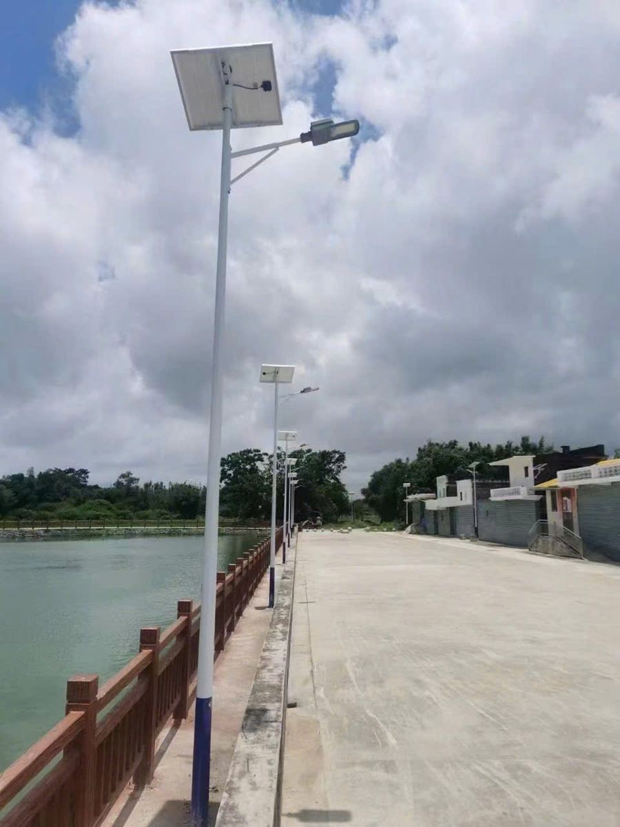 Đèn đường dọc bờ kè