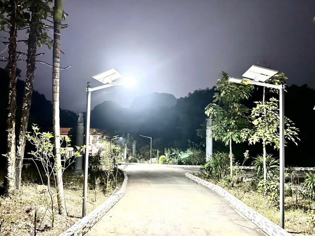 Tuyến đường nông thôn lắp đèn đường GB Solar, sáng ban đêm