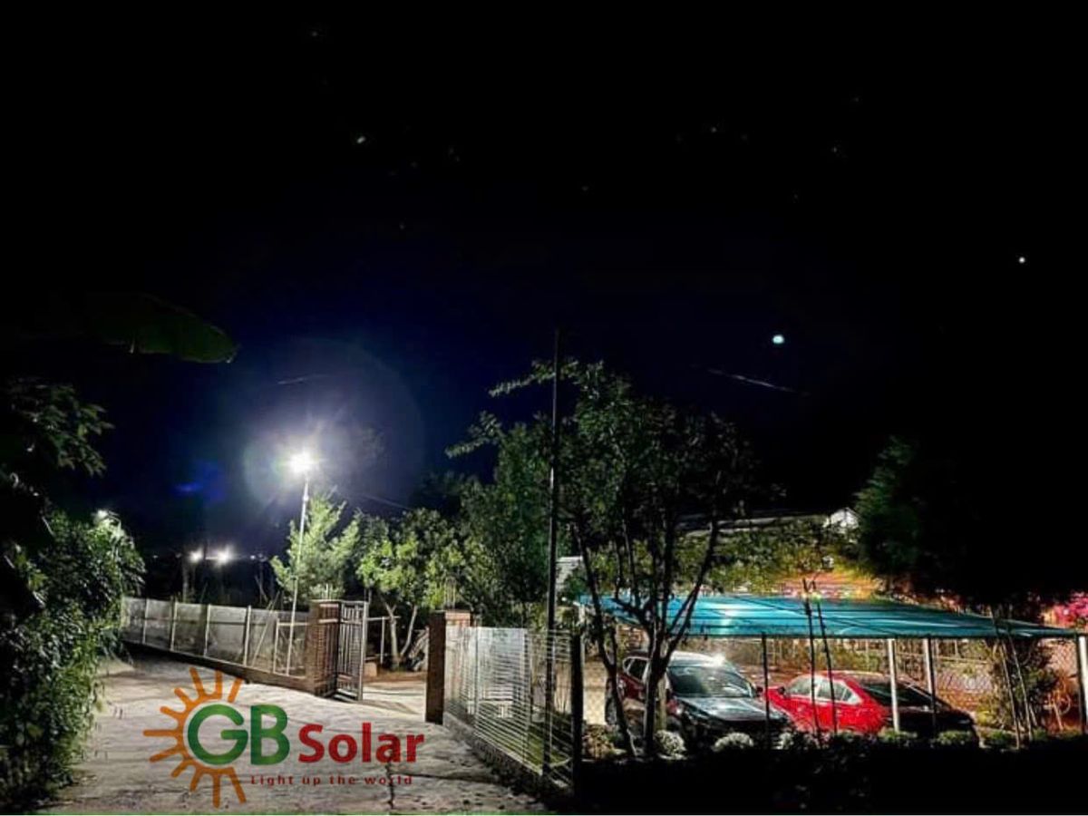 Đèn GB Solar chiếu sáng khu sân ban đêm